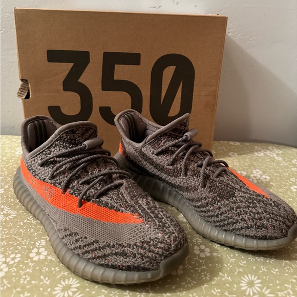 Yeezy 350 - Picture 1 of 4